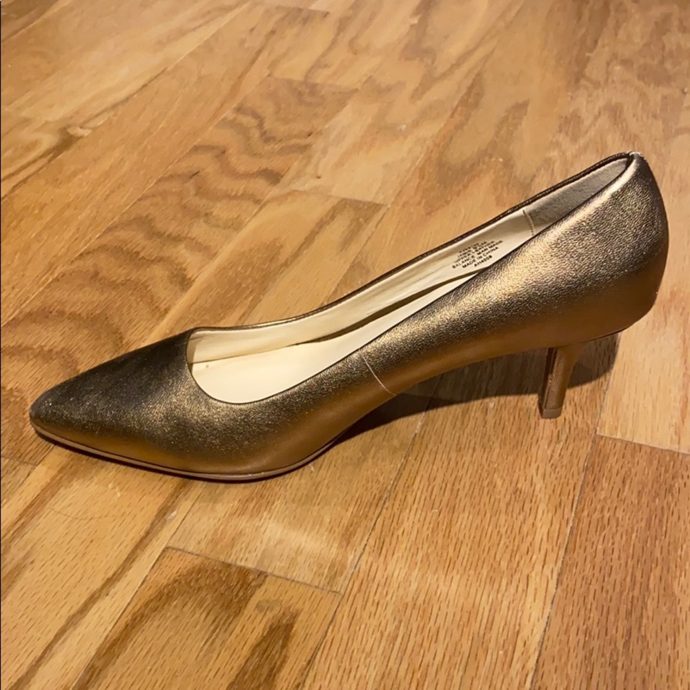 Isaac Mizrahi Live Jamie Gold Metallic Pumps - Picture 5 of 16